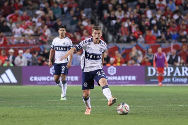 CHICAGO, USA - October 6: Ryan Gauld (25 Vancouver Whitecaps FC) dribbles the ball during the Major League Soccer game between Chicago Fire FC and Vancouver Whitecaps FC at Soldier Field on Tuesday October 6 in Chicago, USA Copyright: xShainaxBenhiyoun SPPx Sportspressphoto_SPR247939