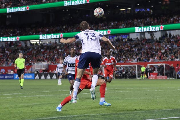 CHICAGO, USA - October 6: Thomas Müller (13 Vancouver Whitecaps FC) heads the ball during the Major League Soccer game between Chicago Fire FC and Vancouver Whitecaps FC at Soldier Field on Tuesday October 6 in Chicago, USA Copyright: xShainaxBenhiyoun SPPx Sportspressphoto_SPR247943
