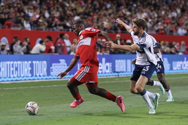 CHICAGO, USA - October 6: Thomas Müller (13 Vancouver Whitecaps FC) pressures Mbekezeli Mbokazi (4 Chicago Fire FC) during the Major League Soccer game between Chicago Fire FC and Vancouver Whitecaps FC at Soldier Field on Tuesday October 6 in Chicago, USA Copyright: xShainaxBenhiyoun SPPx Sportspressphoto_SPR247945