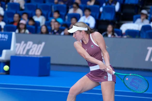 October 6, 2026, Beijing, China: Daria Snigur of Ukraine plays against Mirra Andreeva (not in view) during the Women s Singles Round 16 match on day seven of China Open at the National Tennis Center. Mirra Andreeva defeated Daria Snigur 6-2, 6-2 Beijing China - ZUMAs197 20261006_aaa_s197_252 Copyright: xPolyxFeix