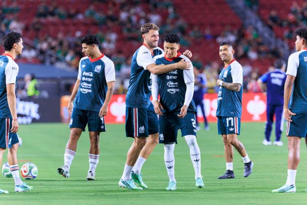 October 6, 2026, Los Angeles, California, USA: Santiago Gimenez 11 of Mexico embraces Jorge Sanchez 2 during warm ups prior to their International Friendly, Länderspiel, Nationalmannschaft match against Chile at the Los Angeles Memorial Coliseum on Tuesday October 6, 2026 in Los Angeles, California. ARIANA RUIZ PI Los Angeles USA - ZUMAp124 20261006_zaa_p124_052 Copyright: xArianaxRuizx