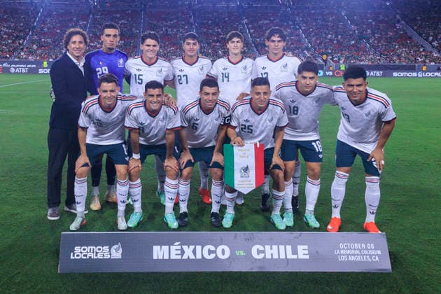 October 6, 2026, Los Angeles, California, USA: Guillermo Ochoa stands with the Mexican national team, Nationalteam during their team photo prior to their International Friendly, Länderspiel, Nationalmannschaft match against Chile at the Los Angeles Memorial Coliseum on Tuesday October 6, 2026 in Los Angeles, California. ARIANA RUIZ PI Los Angeles USA - ZUMAp124 20261006_zaa_p124_060 Copyright: xArianaxRuizx