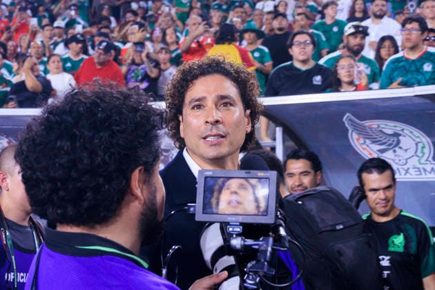 October 6, 2026, Los Angeles, California, USA: Guillermo Ochoa is honored during a ceremony prior to the International Friendly, Länderspiel, Nationalmannschaft match between Mexico and Chile at the Los Angeles Memorial Coliseum on Tuesday October 6, 2026 in Los Angeles, California. ARIANA RUIZ PI Los Angeles USA - ZUMAp124 20261006_zaa_p124_062 Copyright: xArianaxRuizx