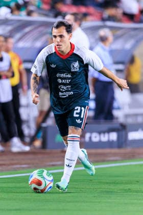 October 6, 2026, Los Angeles, California, USA: Hugo Camberos 21 of Mexico during warm ups prior to their International Friendly, Länderspiel, Nationalmannschaft match against Chile at the Los Angeles Memorial Coliseum on Tuesday October 6, 2026 in Los Angeles, California. ARIANA RUIZ PI Los Angeles USA - ZUMAp124 20261006_zaa_p124_065 Copyright: xArianaxRuizx