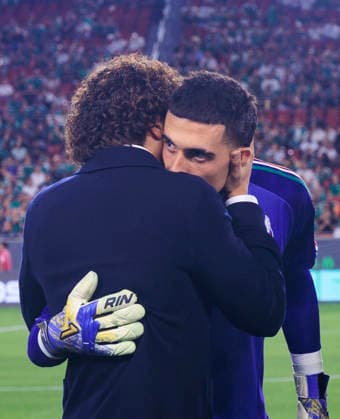 October 6, 2026, Los Angeles, California, USA: Guillermo Ochoa embraces starting goalkeeper, Alex Padilla 29 of Mexico prior to their International Friendly, Länderspiel, Nationalmannschaft match against Chile at the Los Angeles Memorial Coliseum on Tuesday October 6, 2026 in Los Angeles, California. ARIANA RUIZ PI Los Angeles USA - ZUMAp124 20261006_zaa_p124_073 Copyright: xArianaxRuizx