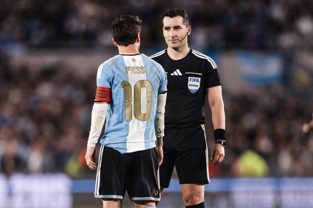 Argentina v Benin: International Friendly, Länderspiel, Nationalmannschaft BUENOS AIRES, ARGENTINA - OCTOBER 6: Lionel Messi 10 of Argentina talks to the referee during the International friendly match between Argentina and Benin at Monumental Stadium on October 6, 2026 in Buenos Aires, Argentina. (Photo by Guilherme Veiga PxImages) Buenos Aires Monumental Stadium BA Argentina Copyright: xGuilhermexVeigax