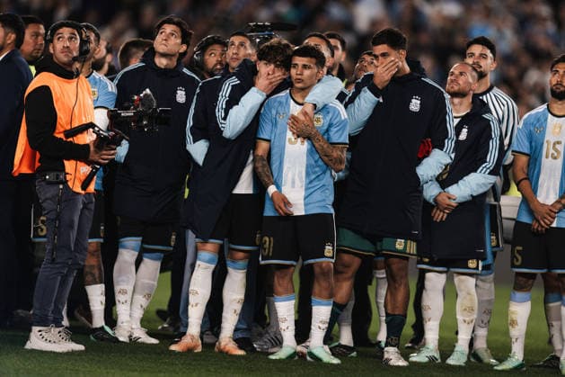 Argentina v Benin: International Friendly, Länderspiel, Nationalmannschaft BUENOS AIRES, ARGENTINA - OCTOBER 6: Players of Argentina react in a tribute for Lionel Messi of Argentina after the International friendly match between Argentina and Benin at Monumental Stadium on October 6, 2026 in Buenos Aires, Argentina. (Photo by Guilherme Veiga PxImages) Buenos Aires Monumental Stadium BA Argentina Copyright: xGuilhermexVeigax
