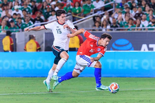 October 6, 2026, Los Angeles, California, USA: Israel Reyes 15 of Mexico stops a run from Gonzalo Tapia 16 of Chile during an International Friendly, Länderspiel, Nationalmannschaft match at the Los Angeles Memorial Coliseum on Tuesday October 6, 2026 in Los Angeles, California. ARIANA RUIZ PI Los Angeles USA - ZUMAp124 20261006_zaa_p124_074 Copyright: xArianaxRuizx