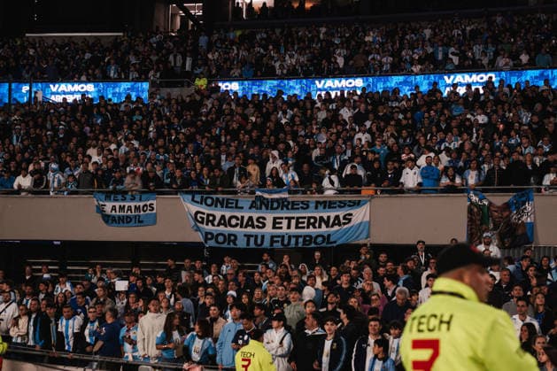 Argentina v Benin: International Friendly, Länderspiel, Nationalmannschaft BUENOS AIRES, ARGENTINA - OCTOBER 6: A banner displaying a message that reads Lionel Andres Messi, Gracias Eternas por tu Futbol during the International friendly match between Argentina and Benin at Monumental Stadium on October 6, 2026 in Buenos Aires, Argentina. (Photo by Guilherme Veiga PxImages) Buenos Aires Monumental Stadium BA Argentina Copyright: xGuilhermexVeigax