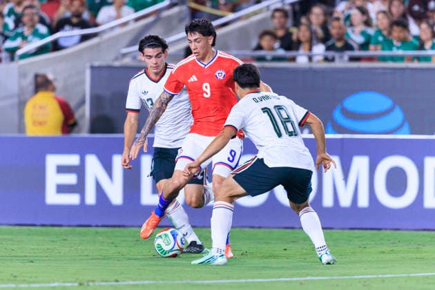October 6, 2026, Los Angeles, California, USA: Maximiliano Gutierrez 9 of Chile passes the ball as Dagoberto Espinoza 13 and Obed Vargas 18 of Mexico defend during an International Friendly, Länderspiel, Nationalmannschaft match at the Los Angeles Memorial Coliseum on Tuesday October 6, 2026 in Los Angeles, California. ARIANA RUIZ PI Los Angeles USA - ZUMAp124 20261006_zaa_p124_077 Copyright: xArianaxRuizx