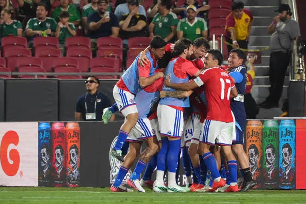 Players of Chile celebrate a goal during a friendly match between the national teams of Mexico and Chile at the Los Angeles Memorial Coliseum in Los Angeles, United States, 06 October 2026. International Friendly, Länderspiel, Nationalmannschaft Mexico vs. Chile !ACHTUNG: NUR REDAKTIONELLE NUTZUNG!  Copyright: xÓmarxAlonsox AME3625 20261007-55021609014_1