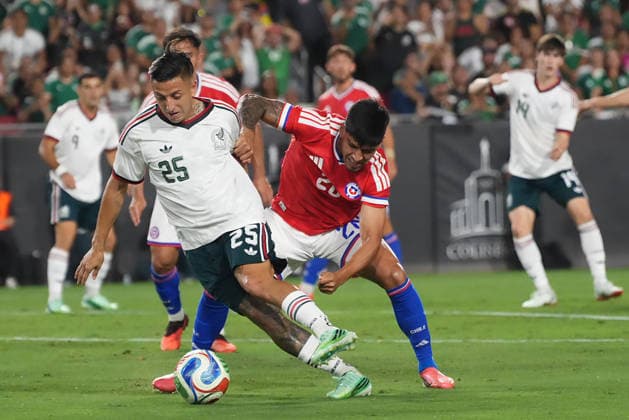 Roberto Alvarado (L) of Mexico vies for the ball with Diego Ulloa of Chile during a friendly match between the national teams of Mexico and Chile at the Los Angeles Memorial Coliseum in Los Angeles, United States, 06 October 2026. International Friendly, Länderspiel, Nationalmannschaft Mexico vs. Chile !ACHTUNG: NUR REDAKTIONELLE NUTZUNG!  Copyright: xÓmarxAlonsox AME3612 20261007-55021609016_1