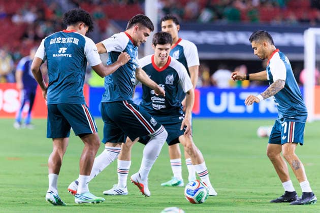 October 6, 2026, Los Angeles, California, USA: Johan Vasquez 5 of Mexico chases after the ball during warm ups prior to their International Friendly, Länderspiel, Nationalmannschaft match against Chile at the Los Angeles Memorial Coliseum on Tuesday October 6, 2026 in Los Angeles, California. ARIANA RUIZ PI Los Angeles USA - ZUMAp124 20261006_zaa_p124_078 Copyright: xArianaxRuizx