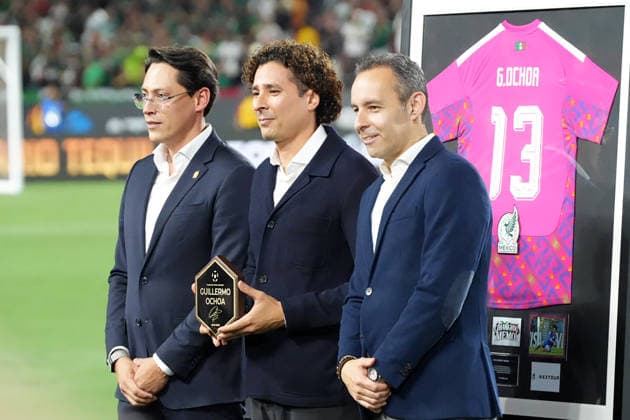 Guillermo ‘Memo’ Ochoa (C) poses during a tribute to his career, prior to the friendly match between Mexico and Chile at the Memorial Coliseum in Los Angeles, United States, 06 October 2026. Memo Ochoa is honored for his career during the Mexico-Chile friendly !ACHTUNG: NUR REDAKTIONELLE NUTZUNG!  Copyright: xÓmarxAlonsox AME3617 20261007-55021609020_1