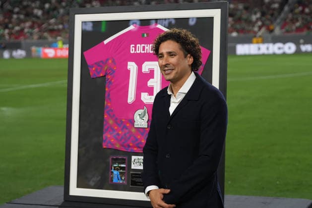 Guillermo ‘Memo’ Ochoa poses during a tribute to his career, prior to the friendly match between Mexico and Chile at the Memorial Coliseum in Los Angeles, United States, 06 October 2026. Memo Ochoa is honored for his career during the Mexico-Chile friendly !ACHTUNG: NUR REDAKTIONELLE NUTZUNG!  Copyright: xÓmarxAlonsox AME3619 20261007-55021609022_1