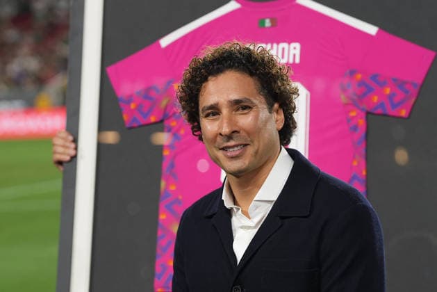 Guillermo ‘Memo’ Ochoa poses during a tribute to his career, prior to the friendly match between Mexico and Chile at the Memorial Coliseum in Los Angeles, United States, 06 October 2026. Memo Ochoa is honored for his career during the Mexico-Chile friendly !ACHTUNG: NUR REDAKTIONELLE NUTZUNG!  Copyright: xÓmarxAlonsox AME3620 20261007-55021609023_1