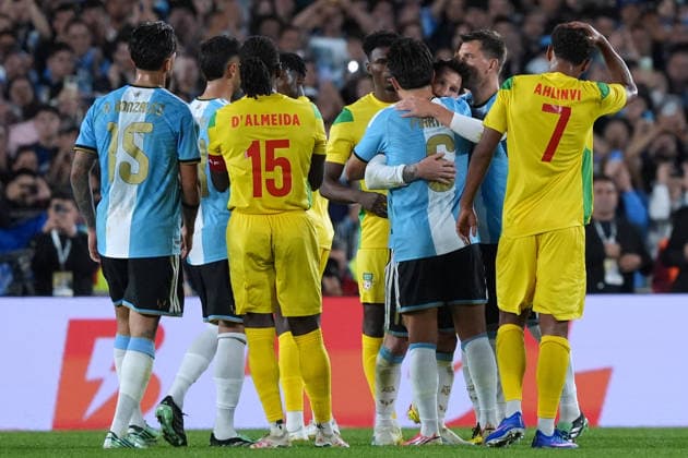 Messi bade farewell to Argentina in the friendly match against Benin BUENOS AIRES, ARGENTINA – OCTOBER 6, 2026: Argentine football legend and national team, Nationalteam captain Lionel Messi waves goodbye to the crowd during his farewell match in front of over 80,000 spectators at the Monumental Stadium, in Buenos Aires, Argentina on October 6, 2026. Retiring after a historic 21-year career with the national squad to make way for new generations, the forward leaves behind an indelible legacy in international football. Thousands of devoted supporters arrived early at the stadium s vicinity to secure their spots in the stands and witness the final on-pitch appearance of one of the greatest players of all time in the light blue and white jersey. Luciano Gonzalez Anadolu Buenos Aires Argentina. Editorial use only. Please get in touch for any other usage.  Copyright: x2026xAnadoluxLucianoxGonzalezx