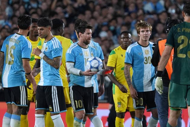 Messi bade farewell to Argentina in the friendly match against Benin BUENOS AIRES, ARGENTINA - OCTOBER 6: Argentine football legend and national team, Nationalteam captain Lionel Messi (10) celebrates with teammates at the end of the his farewell match in front of over 80,000 spectators at the Monumental Stadium, in Buenos Aires, Argentina on October 6, 2026. Argentine football star Lionel Messi played his final international match, Länderspiel, Nationalmannschaft in the friendly game between Argentina and Benin. The 39-year-old walk onto the stadium pitch for the final time in the sky-blue and white jersey, entering his farewell as Argentina s record appearance-maker and leading scorer with 207 caps and 125 goals. Luciano Gonzalez Anadolu Buenos Aires Argentina. Editorial use only. Please get in touch for any other usage.  Copyright: x2026xAnadoluxLucianoxGonzalezx
