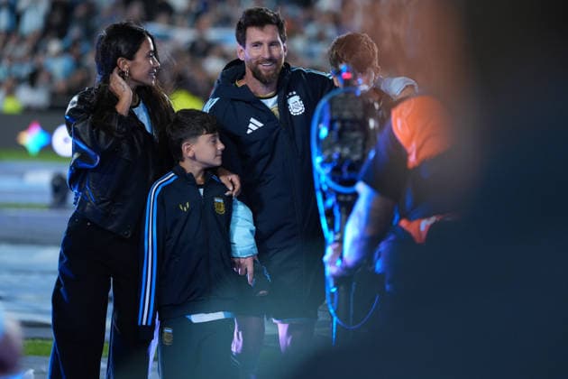 Messi bade farewell to Argentina in the friendly match against Benin BUENOS AIRES, ARGENTINA - OCTOBER 6: Argentine football legend and national team, Nationalteam captain Lionel Messi bids farewell to fans at the end of the his farewell match in front of over 80,000 spectators at the Monumental Stadium, in Buenos Aires, Argentina on October 6, 2026. Argentine football star Lionel Messi played his final international match, Länderspiel, Nationalmannschaft in the friendly game between Argentina and Benin. The 39-year-old walk onto the stadium pitch for the final time in the sky-blue and white jersey, entering his farewell as Argentina s record appearance-maker and leading scorer with 207 caps and 125 goals. Luciano Gonzalez Anadolu Buenos Aires Argentina. Editorial use only. Please get in touch for any other usage.  Copyright: x2026xAnadoluxLucianoxGonzalezx