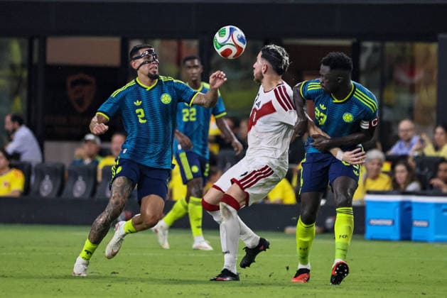 MIAMI, FL - OCTOBER 06: Daniel Munoz 2 of Colombia and Adrian Ugarriza 7 of Peru battle for a ball during an International Friendly, Länderspiel, Nationalmannschaft soccer match between Colombia and Peru at NU Stadium on October 06, 2026 in Miami, Florida.(Photo by Chris Arjoon Icon Sportswire) SOCCER: OCT 06 Colombia vs Peru EDITORIAL USE ONLY Icon2610060000035