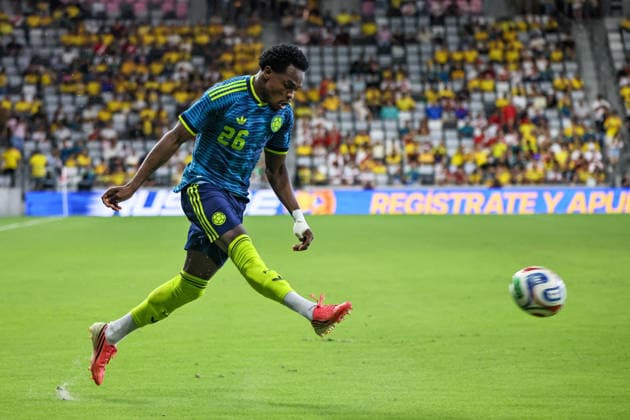 MIAMI, FL - OCTOBER 06: Carlos Andres Gomez 26 of Colombia kicks a ball during an International Friendly, Länderspiel, Nationalmannschaft soccer match between Colombia and Peru at NU Stadium on October 06, 2026 in Miami, Florida.(Photo by Chris Arjoon Icon Sportswire) SOCCER: OCT 06 Colombia vs Peru EDITORIAL USE ONLY Icon2610060000043