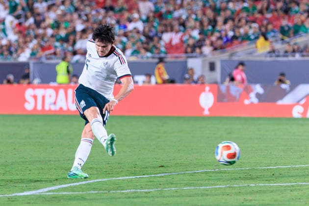 October 6, 2026, Los Angeles, California, USA: Israel Reyes 15 of Mexico makes a goal attempt during an International Friendly, Länderspiel, Nationalmannschaft match against Chile at the Los Angeles Memorial Coliseum on Tuesday October 6, 2026 in Los Angeles, California. Mexico loses to Chile, 0-2. ARIANA RUIZ PI Los Angeles USA - ZUMAp124 20261006_zaa_p124_099 Copyright: xArianaxRuizx
