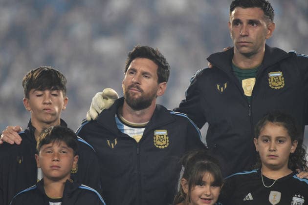 Argentina v Benin - International Friendly, Länderspiel, Nationalmannschaft Lionel Messi and Emiliano Martinez of Argentina attend the national anthem ceremony before the match between Argentina and Benin at Estadio Monumental in Buenos Aires, Argentina, on October 6, 2026. Buenos Aires Buenos Aires Argentina  Copyright: xFedericoxPerettix originalFilename:peretti-argentin261006_npngb.jpg