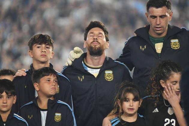 Argentina v Benin - International Friendly, Länderspiel, Nationalmannschaft Lionel Messi and Emiliano Martinez of Argentina attend the national anthem ceremony before the match between Argentina and Benin at Estadio Monumental in Buenos Aires, Argentina, on October 6, 2026. Buenos Aires Buenos Aires Argentina  Copyright: xFedericoxPerettix originalFilename:peretti-argentin261006_npzVE.jpg