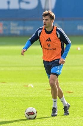 Mario Vuskovic ( HSV ) am Ball Deutschland , Hamburg , Volksparkstadion , Fussball , 1. Bundesliga , Training des Hamburger SV