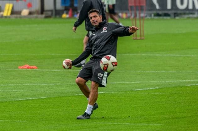 Trainer Marcel Rapp ( Pauli ) spielt den Ball Deutschland , Hamburg , Trainingsgelände an der Kollaustrasse , Fussball , 2. Bundesliga , FC St Pauli