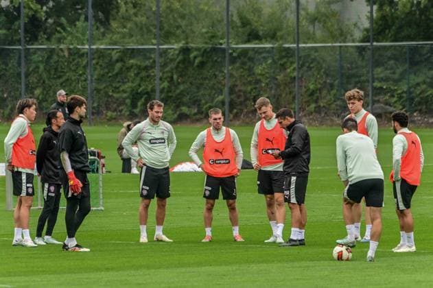 Trainer Marcel Rapp spricht zu einem Teil der Mannschaft ( Pauli ) Deutschland , Hamburg , Trainingsgelände an der Kollaustrasse , Fussball , 2. Bundesliga , FC St Pauli