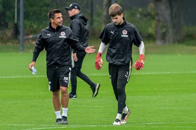 Trainer Marcel Rapp spricht mit Ben Voll ( Pauli ) Deutschland , Hamburg , Trainingsgelände an der Kollaustrasse , Fussball , 2. Bundesliga , FC St Pauli