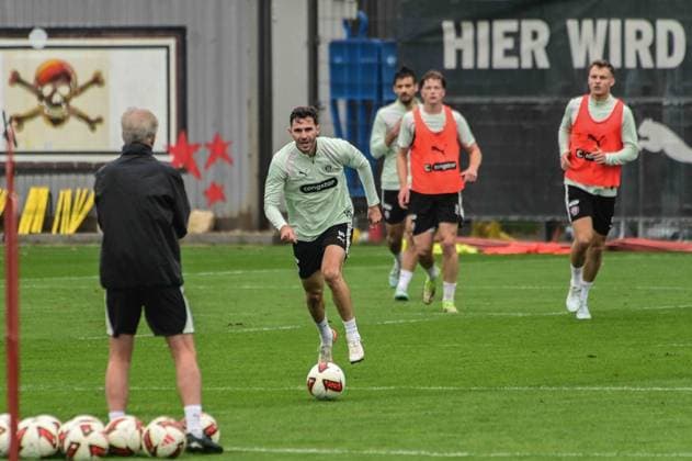 Branimir Hrgota ( Pauli ) am Ball Deutschland , Hamburg , Trainingsgelände an der Kollaustrasse , Fussball , 2. Bundesliga , FC St Pauli