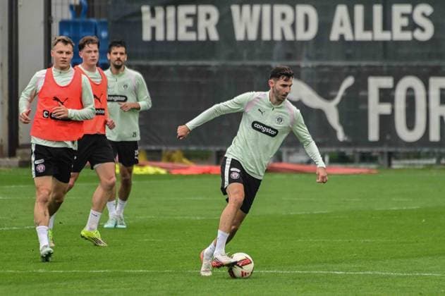Branimir Hrgota ( Pauli ) am Ball Deutschland , Hamburg , Trainingsgelände an der Kollaustrasse , Fussball , 2. Bundesliga , FC St Pauli