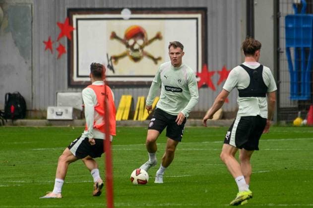 Nemeth David ( Pauli ) am Ball Deutschland , Hamburg , Trainingsgelände an der Kollaustrasse , Fussball , 2. Bundesliga , FC St Pauli