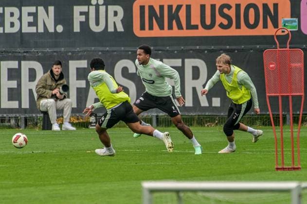 Joel Chima Fujita Youssoupha Niang Rony Jansson ( Pauli ) am Ball Deutschland , Hamburg , Trainingsgelände an der Kollaustrasse , Fussball , 2. Bundesliga , FC St Pauli
