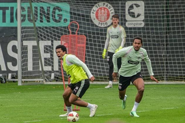Joel Chima Fujita Youssoupha Niang ( Pauli ) am Ball Deutschland , Hamburg , Trainingsgelände an der Kollaustrasse , Fussball , 2. Bundesliga , FC St Pauli