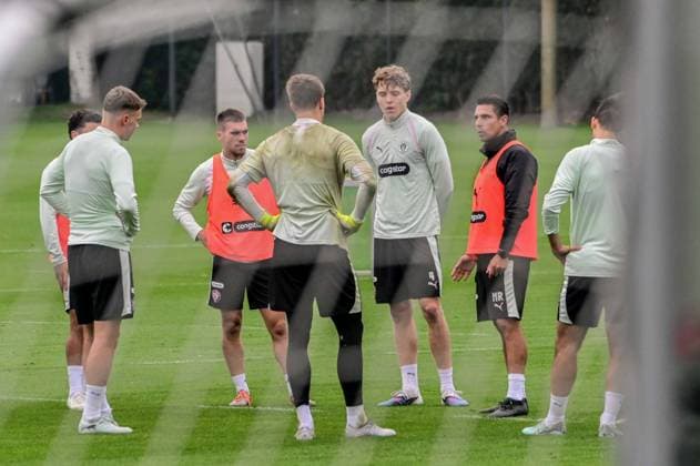 Trainer Marcel Rapp spricht zu den Spielern ( Pauli ) Deutschland , Hamburg , Trainingsgelände an der Kollaustrasse , Fussball , 2. Bundesliga , FC St Pauli
