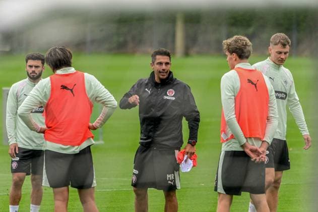 Trainer Marcel Rapp spricht zu den Spielern ( Pauli ) Deutschland , Hamburg , Trainingsgelände an der Kollaustrasse , Fussball , 2. Bundesliga , FC St Pauli