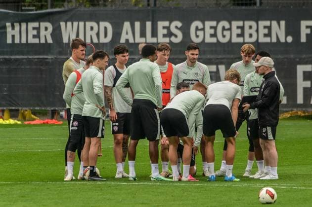 Sami Pierau gibt der Mannschaft ( Pauli ) Anweisungen Deutschland , Hamburg , Trainingsgelände an der Kollaustrasse , Fussball , 2. Bundesliga , FC St Pauli