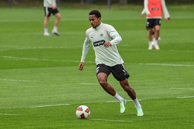 Youssoupha Niang ( Pauli ) am Ball Deutschland , Hamburg , Trainingsgelände an der Kollaustrasse , Fussball , 2. Bundesliga , FC St Pauli