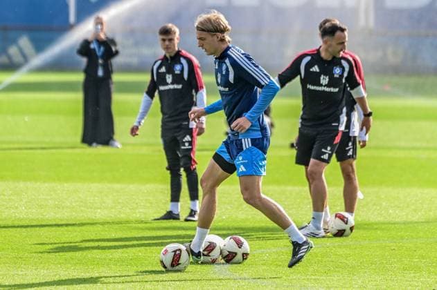 Sebastiaan Bornauw ( HSV ) am Ball Deutschland , Hamburg , Volksparkstadion , Fussball , 1. Bundesliga , Training des Hamburger SV