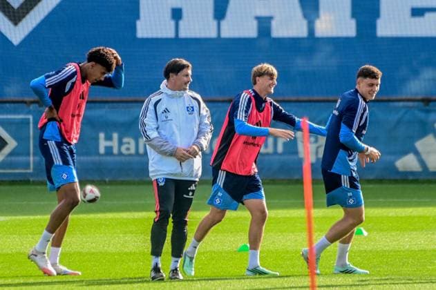 Jason Bissi-Mouelle Trainer Merlin Polzin Louis Lemke Nicolai Remberg ( HSV ) gut gelaunt lachend Deutschland , Hamburg , Volksparkstadion , Fussball , 1. Bundesliga , Training des Hamburger SV