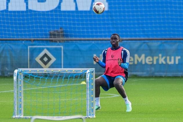 Kofi Amoako ( HSV ) am Ball Deutschland , Hamburg , Volksparkstadion , Fussball , 1. Bundesliga , Training des Hamburger SV