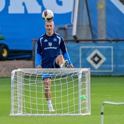 Miro Muheim ( HSV ) am Ball Deutschland , Hamburg , Volksparkstadion , Fussball , 1. Bundesliga , Training des Hamburger SV