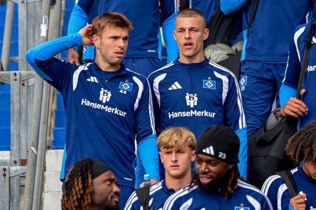 Mario Vuskovic Miro Muheim ( HSV ) Deutschland , Hamburg , Volksparkstadion , Fussball , 1. Bundesliga , Training des Hamburger SV