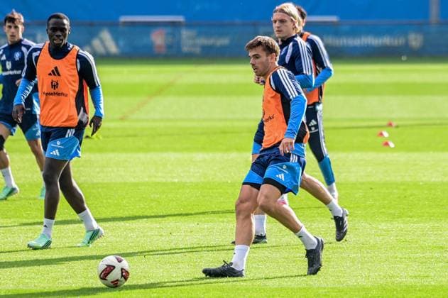 Sebastiaan Bornauw Mario Vuskovic ( HSV ) am Ball Deutschland , Hamburg , Volksparkstadion , Fussball , 1. Bundesliga , Training des Hamburger SV