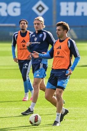 Sebastiaan Bornauw Mario Vuskovic ( HSV ) am Ball Deutschland , Hamburg , Volksparkstadion , Fussball , 1. Bundesliga , Training des Hamburger SV