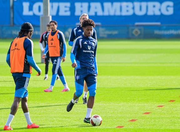 Jordan Torunarigha Warmed Omar ( HSV ) am Ball Deutschland , Hamburg , Volksparkstadion , Fussball , 1. Bundesliga , Training des Hamburger SV