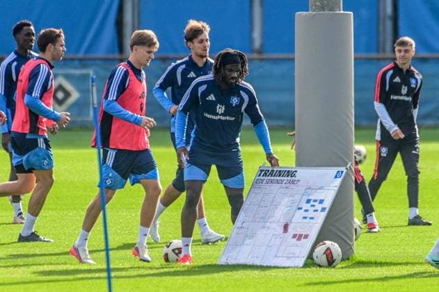 Moller Wolfe David Terem Moffi ( HSV ) am Ball Deutschland , Hamburg , Volksparkstadion , Fussball , 1. Bundesliga , Training des Hamburger SV